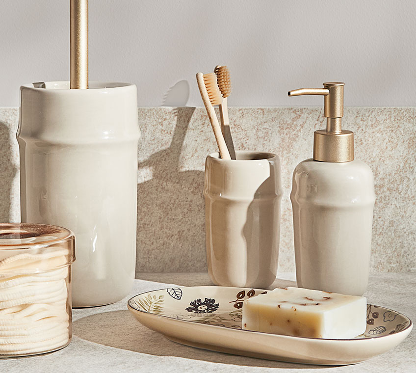 Pot de rangement GRUMS et ensemble de salle de bain BOLIDEN avec porte-brosse à dents, distributeur de savon et brosse de toilettes Pot de rangement en verre et ensemble de salle de bains en céramique beige
