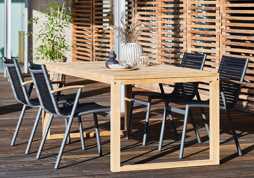 Chaises SADBJERG et table en bois recyclé EBBESKOV Chaises empilables fabriquées à partir de plastique marin recyclé et table en bois recyclé