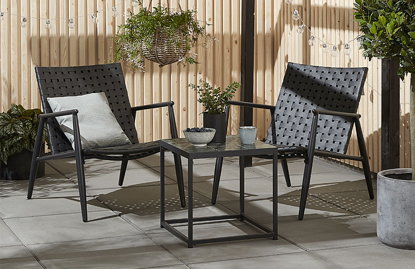 Ensemble lounge avec la table UDSTRUP et les chaises lounge EDDERUP Un ensemble lounge noir avec une petite table et deux chaises