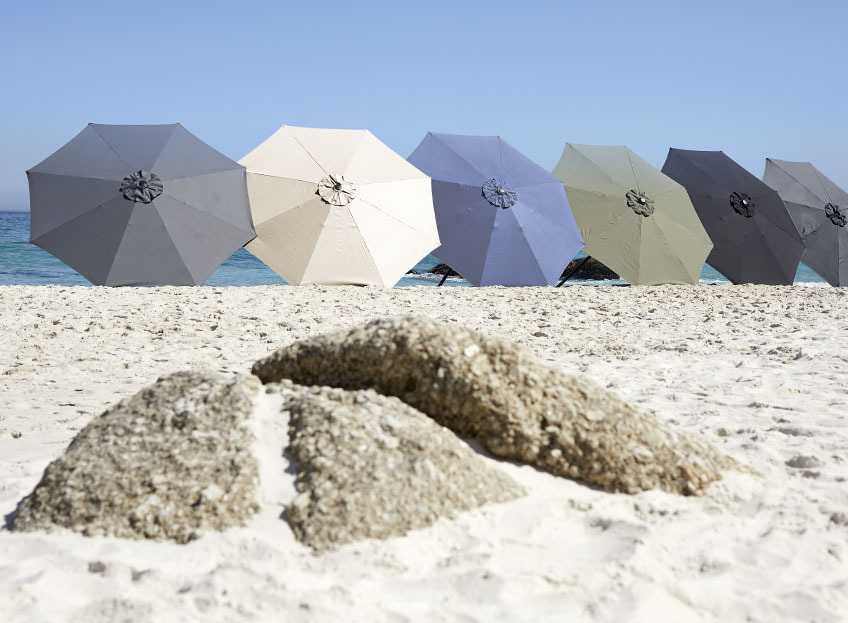 Parasols de différentes couleurs à la plage 