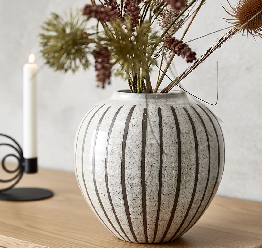 Vase SOFUS Vase blanc rond avec des rayures verticales brunes