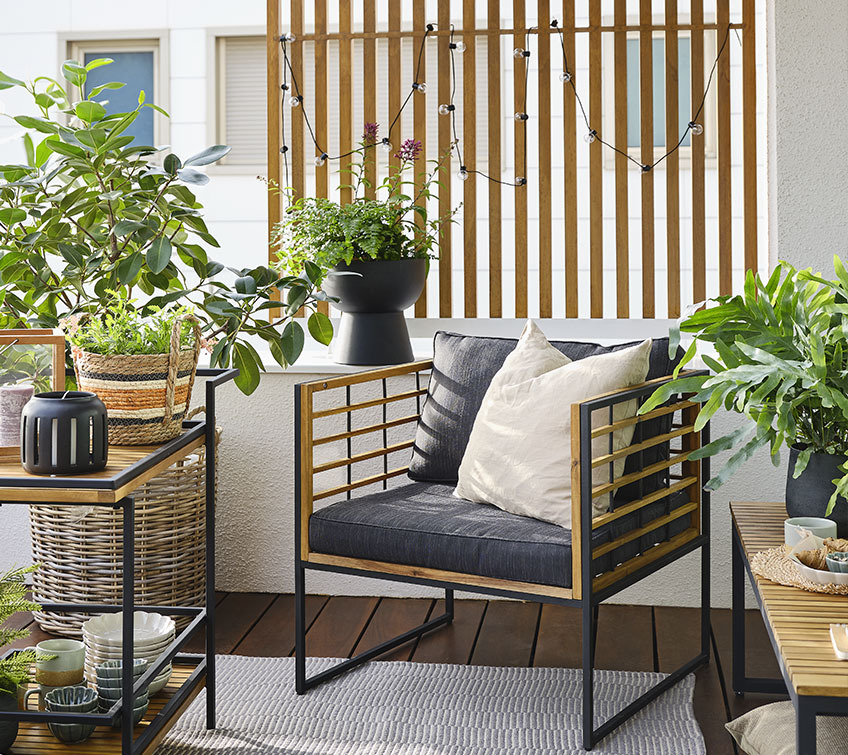 Chaise lounge UGILT avec un banc de jardin et des pots de fleurs Balcon cosy avec différents pots de fleurs