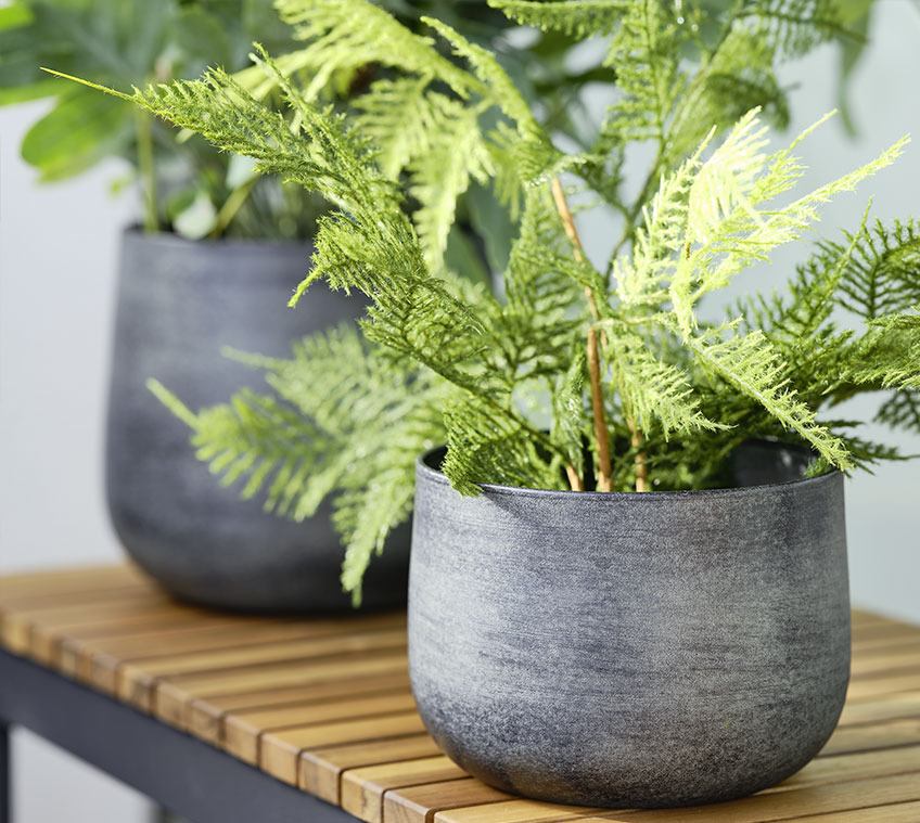 Pot de fleurs RUSTAND - disponible dans différentes tailles Pots de fleurs sur un banc de jardin