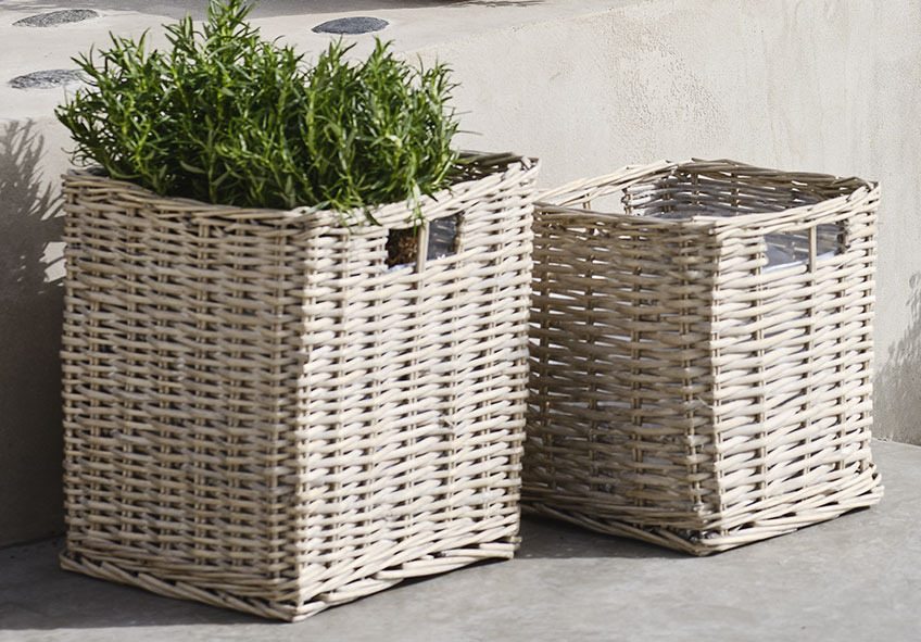 Deux pots de fleurs de forme carrée