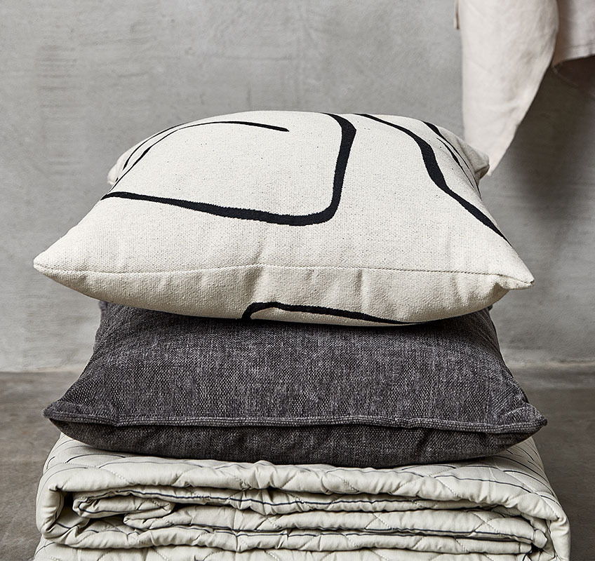 Coussin décoratif HVITVEIS, et couverture matelassée FAGERKLOKKE Couverture matelassée et deux coussins en blanc, beige et gris