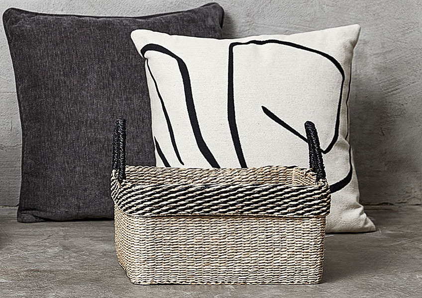Coussin décoratif HVITVEIS et panier AGNE Deux coussins en blanc, beige et gris avec un panier