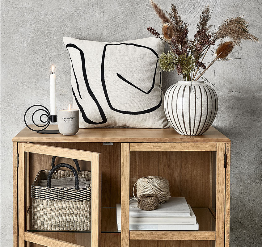 Vase SOFUS, photophore KEVIN, bougie BOSSE, coussin décoratif HVITVEIS. Couverture matelassée, coussins et vase en blanc, beige et gris