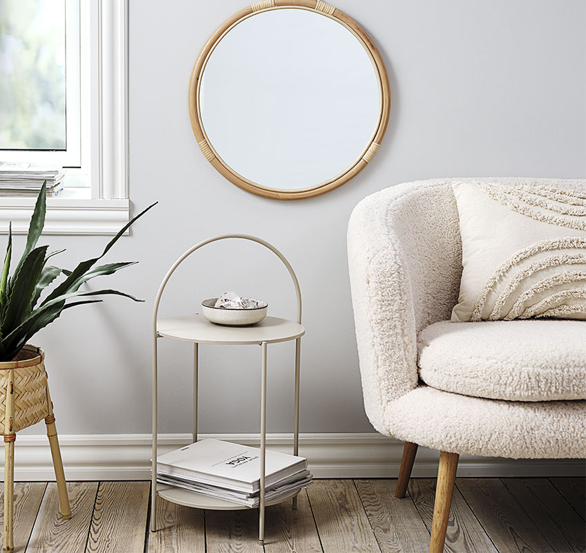 Table bout de canapé en beige et miroir en rotin