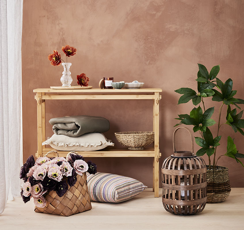 Lanterne GUNNAR, coussins BANKSIA et GULDBLOMME, fleurs en papier PER Coussins, plaids, lanternes et décoration rustique dans un design romantique