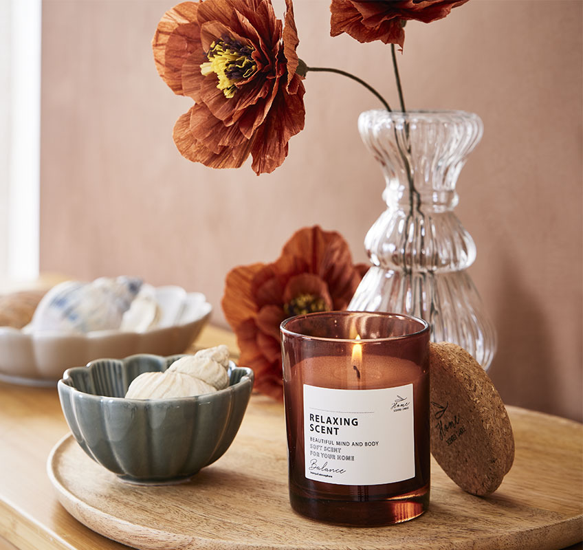 Fleurs en papier PER, bougie parfumée JENS, bols SIMON Bougie parfumée et un plateau en bois