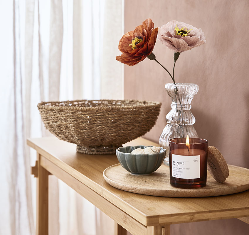 Vase SIGVALD, bol vert SIMON, fleurs en papier PER Lanterne GUNNAR, pot de fleurs TERJE, plante verte artificielle THRISTAN Vase en verre, bol vert, bougie parfumée sur un plateau en bois