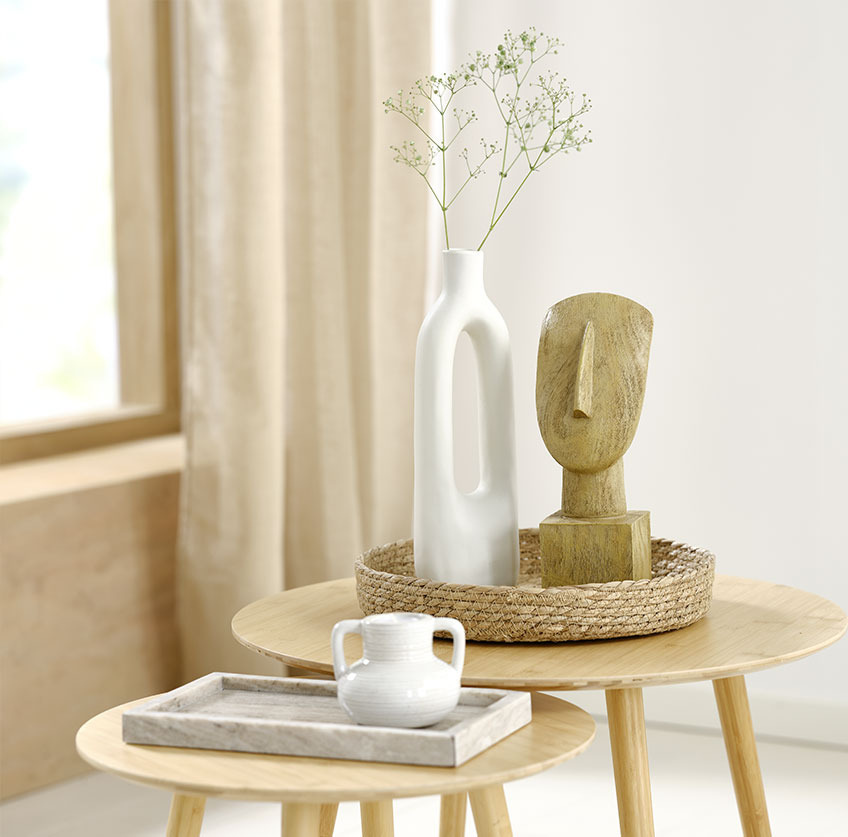 Plateau en marbre, photophore et plateau en jonc de mer avec un vase blanc et une sculpture