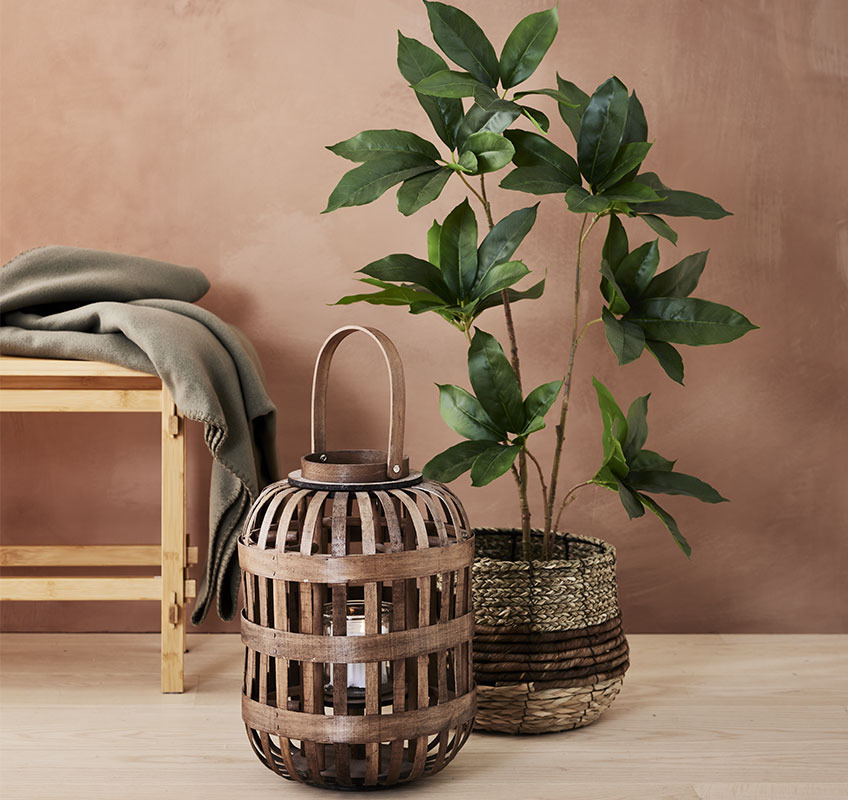 Lanterne GUNNAR, pot de fleurs TERJE, plante verte artificielle THRISTAN Lanterne en bois, pot de fleurs avec une plante artificielle verte
