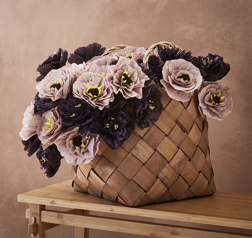 Fleurs en papier PER et panier ABEL Fleurs en papiers en bouquet dans un panier en bois