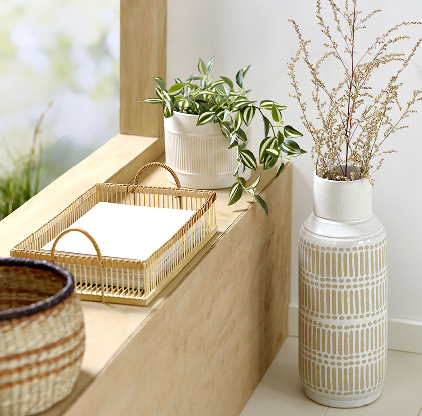 Vase GUSTAF, plateau MELVIN en bambou, pot de fleurs KLEMENT avec la plante artificielle ASGAR Plateau en marbre VALDEMAR, photophore HANSE, plateau en jonc de mer JOAR, vase INGEMAR, sculpture ESKE