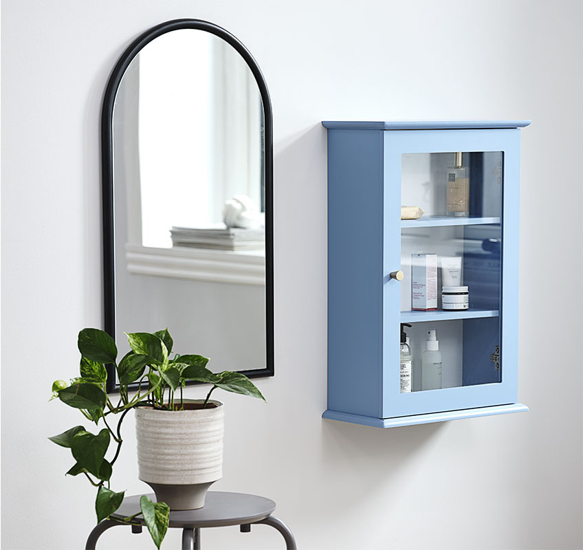 Vitrine bleue claire et un miroir avec un cadre noir