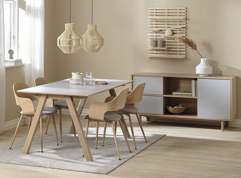 Salle à manger avec une table et des chaises sur un tapis au sol