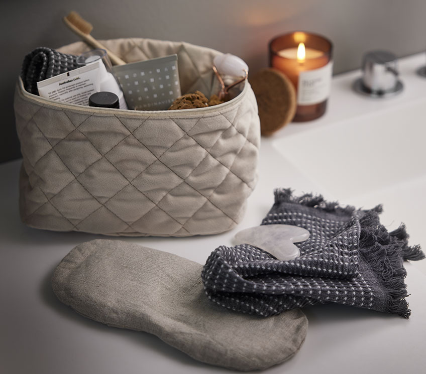 Masque pour les yeux RUTVIK, roller pour le visage et pierre de massage, trousse de toilette KNIVSTA, et carré pour le visage FRISTAD Trousse de toilette avec un roller pour le visage, un masque pour les yeux, une pierre de massage et un carré pour le visage