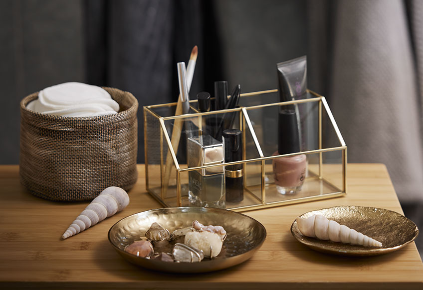 Rangement à maquillage VIKEN, paniers MATFORS, plateaux EDSELE, cotons démaquillants VAD Trousse à maquillage avec cotons démaquillants, rangement à maquillage en verre, et plateaux dorés