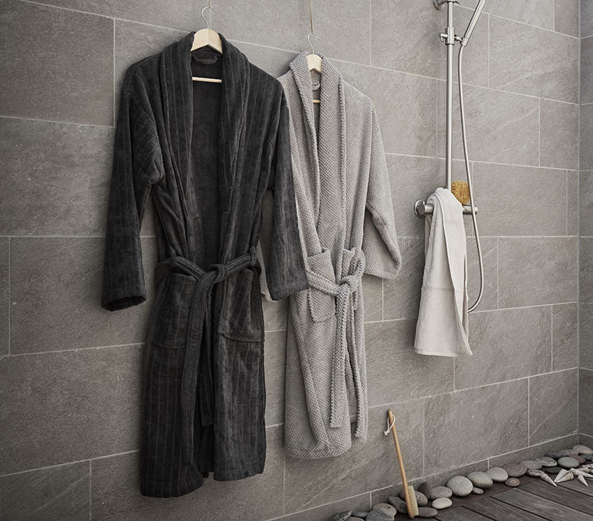Peignoir gris foncé TOLLARP, peignoir gris clair BULLMAR, serviette SORUNDA, brosse de douche BRUSH Peignoirs avec serviette blanche et une brosse de douche