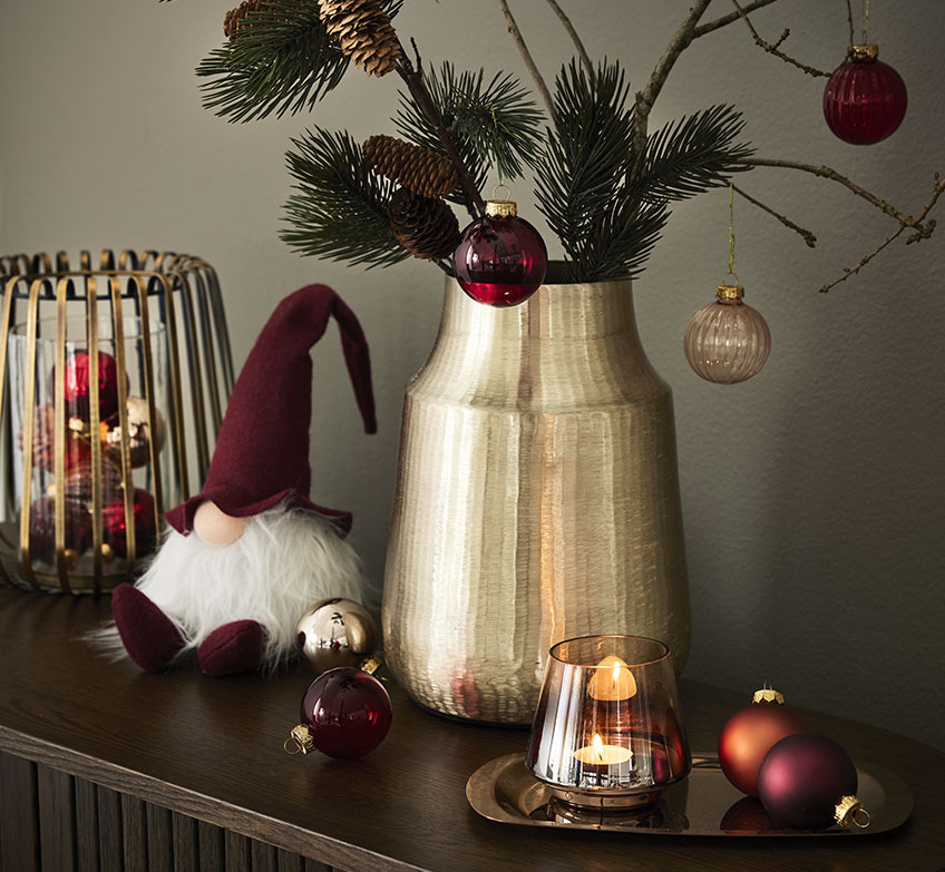 Boules de Noël STJERNE, Photophore FENJA, lutin de Noël NABBI, vase MALIAS, plateau FREKE et photophore BRYJNE Photophore doré, lutins de Noël, vase doré et branches décoratives, boules de Noël