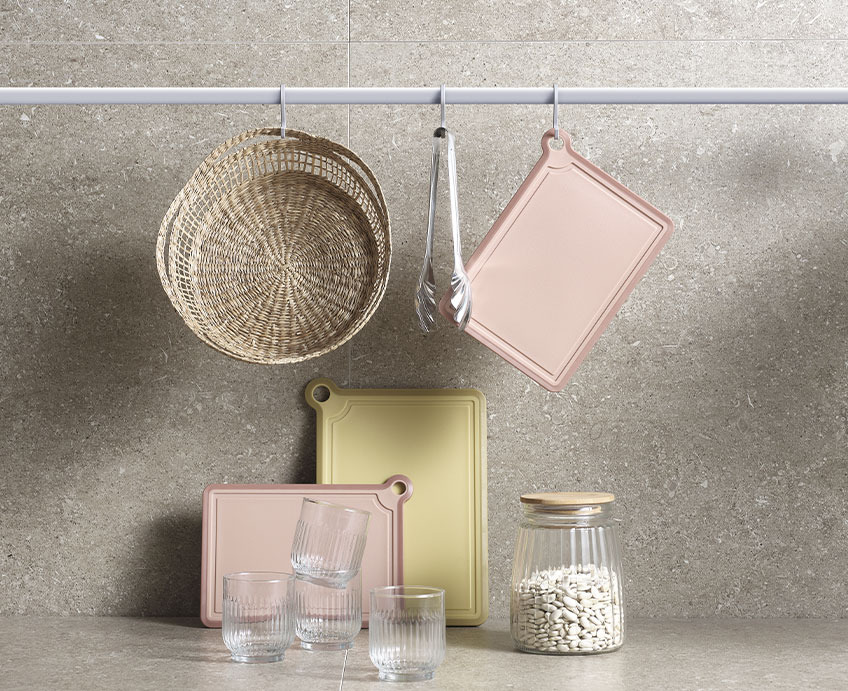 Cuisine avec des planches à découper, en rose et en jaune