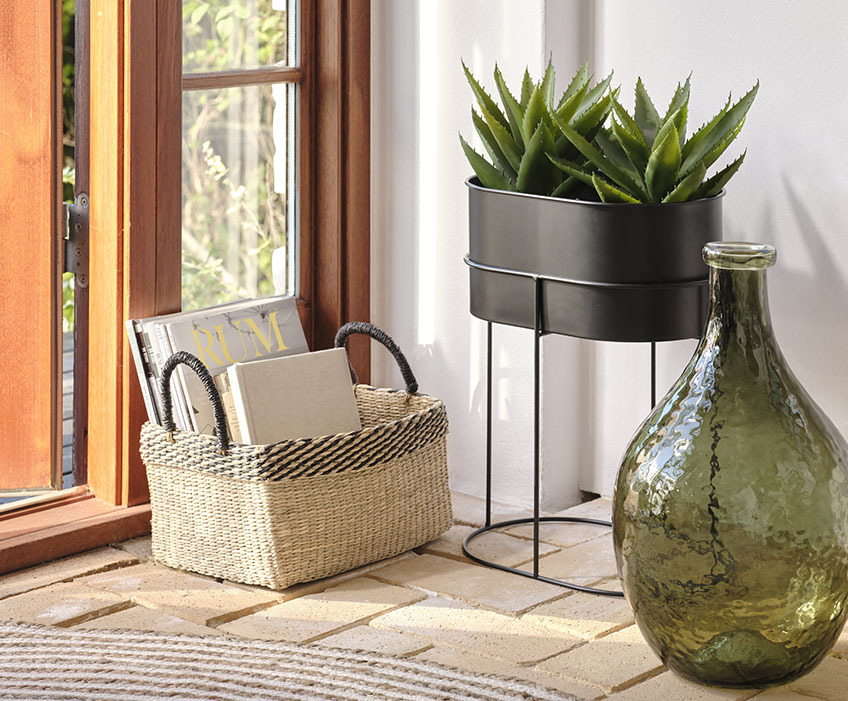 Panier AGNE, vase de sol VILBERT et piédestal SAMUEL Panier, vase de sol vert et piédestal noir