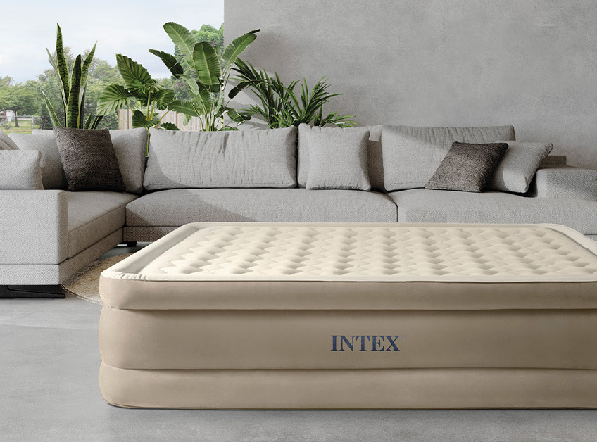 Matelas gonflable double devant un canapé gris