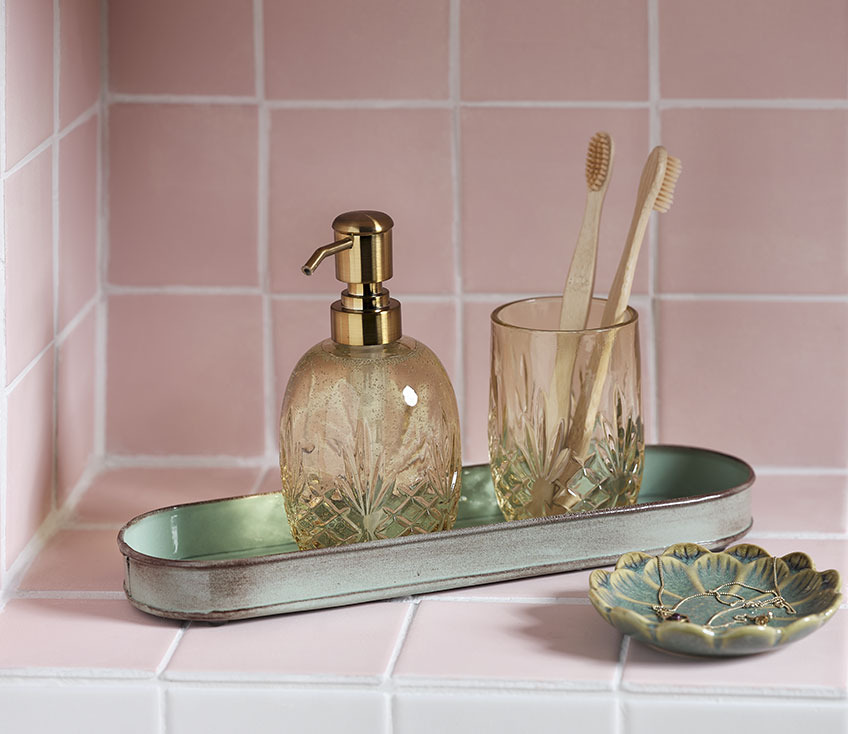 Distributeur de savon et porte-brosse à dents EDSVALLA, et plateau FORSBACKA Distributeur de savon, porte-brosse à dents avec brosses à dents et plateau à bijoux dans une salle de bain