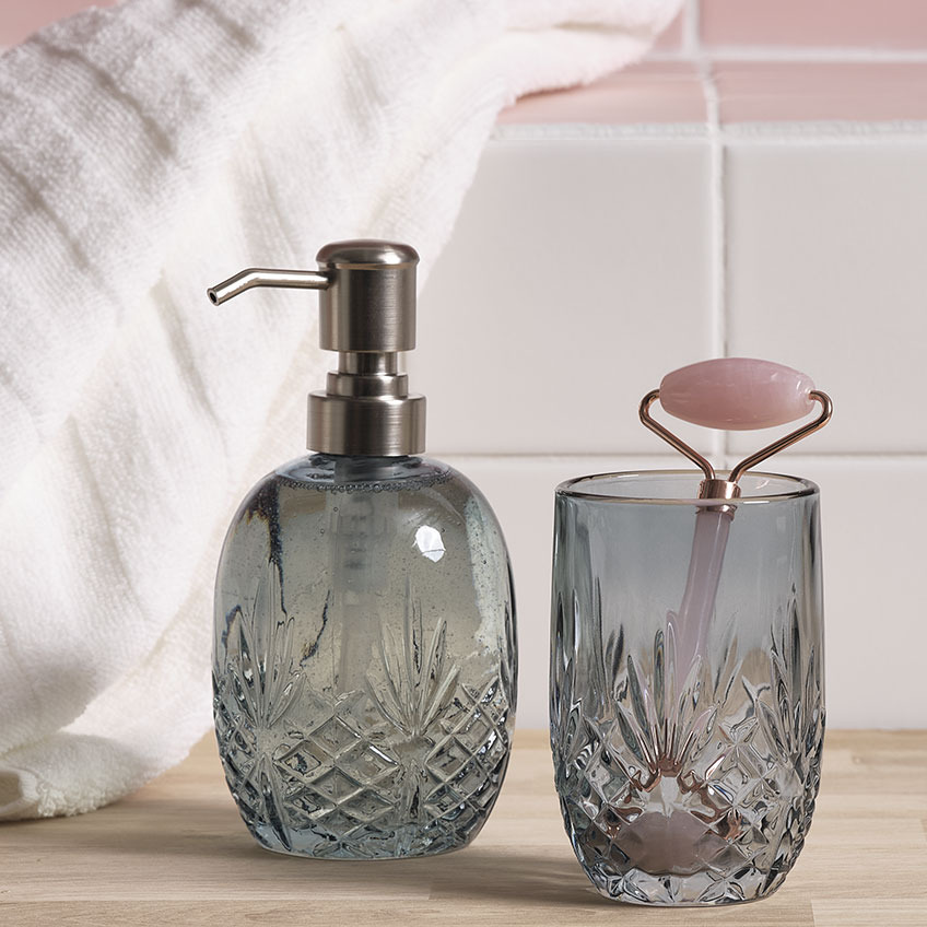 Distributeur de savon et porte-brosse à dents EDSVALLA et rouleau pour le visage VALLSTA Distributeur de savon et porte-brosse à dents avec un rouleau pour le visage dans une salle de bain